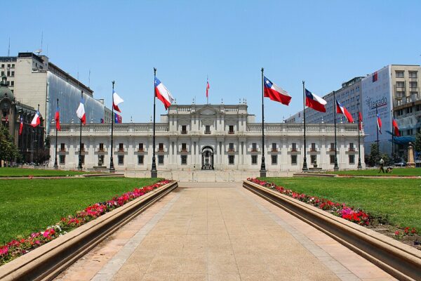 Aldo Mascareño desmenuza el presente de Chile: del espejismo de la megarreforma del presidente Kast al peligro del colapso democrático