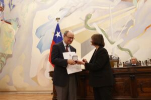 Expdte y consejero del CEP, Enrique Barros, recibe Medalla Rector Juvenal Hernández 2023 de la U. de Chile